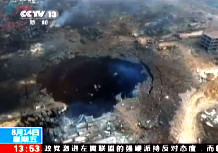 El enorme foso abierto por una tremenda explosión la ciudad china de Tianjin.
