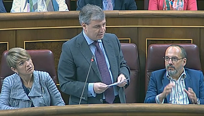 Jordi Xuclà en un momento de su intervención en el Pleno del 14 de octubre de 2015. Foto: TV Congreso.
